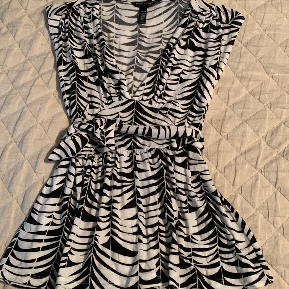 Banana Republic black & white Palm print v-neck top with waist tie